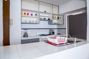 Microondas, cafetera y tetera y utensilios de cocina 