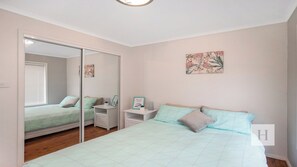 4 bedrooms, iron/ironing board, bed sheets