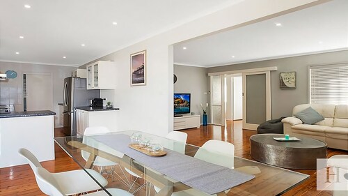 The Little Blue Lakehouse - Minutes Walk to Lake!