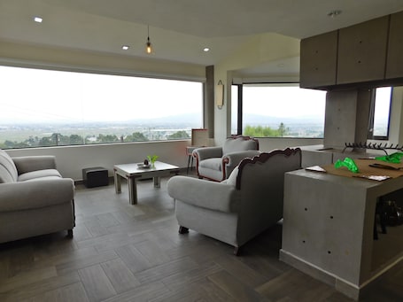 Interior. Off-grid Getaway House, Cozy & Spacious! Excellent view of Ixtlahuaca Valley