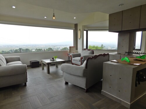 Off-grid Getaway House, Cozy & Spacious! Excellent view of Ixtlahuaca Valley