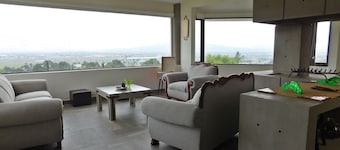 Off-grid Getaway House, Cozy & Spacious! Excellent view of Ixtlahuaca Valley