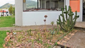 Un bâtiment avec un toit rouge, une grande fenêtre et une enseigne sur laquelle on peut lire « CASA 2020 ».
