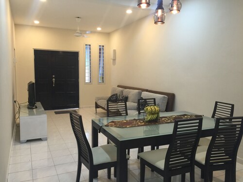 Jiaxin Homestay家馨民宿JBPuteriWangsa @ Ikea,Aeon,Midvalley,AustinHightWaterPark