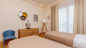 2 chambres, coffres-forts dans les chambres, bureau