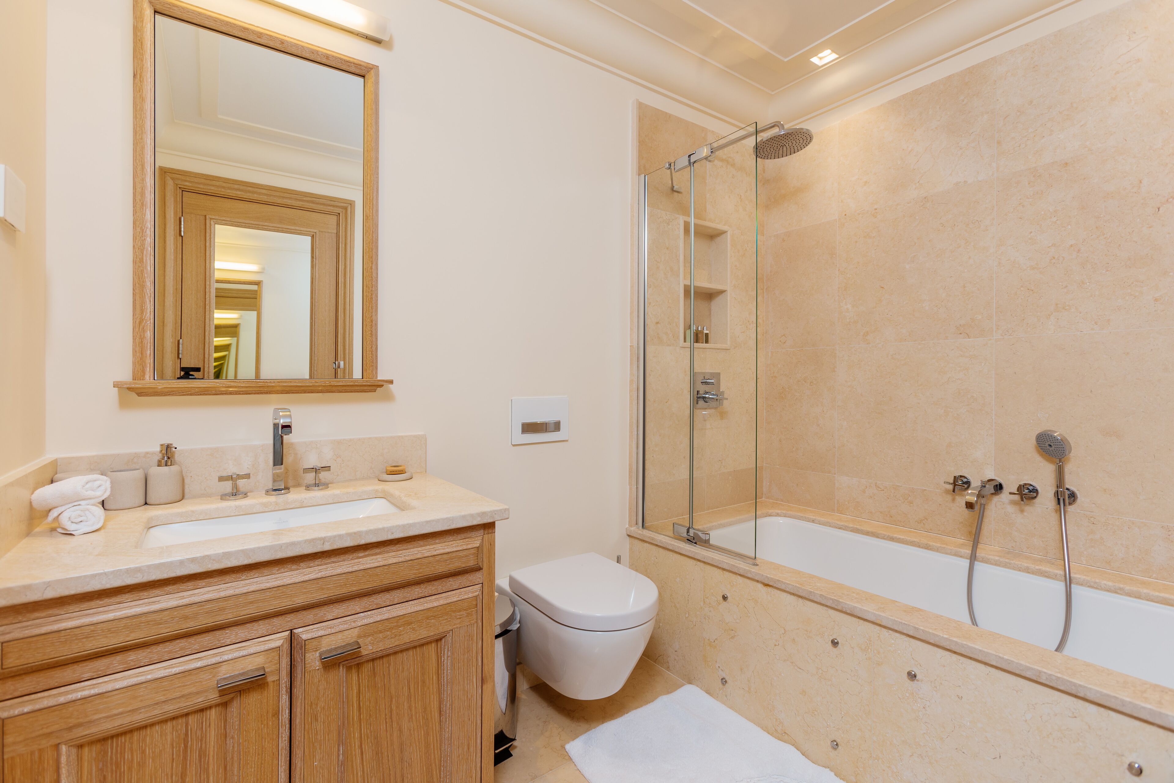 Badewanne, Haartrockner, Handtücher, Seife