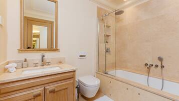 Badewanne, Haartrockner, HandtĂŒcher, Seife