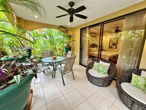 Outdoor dining - Luxury First-Floor Condo in Monte Carlo – 2BR/2BA in the Heart of Jacó Beach (Jaco beach)