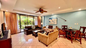 Smart TV, DVD player - Luxury First-Floor Condo in Monte Carlo – 2BR/2BA in the Heart of Jacó Beach (Jaco beach)