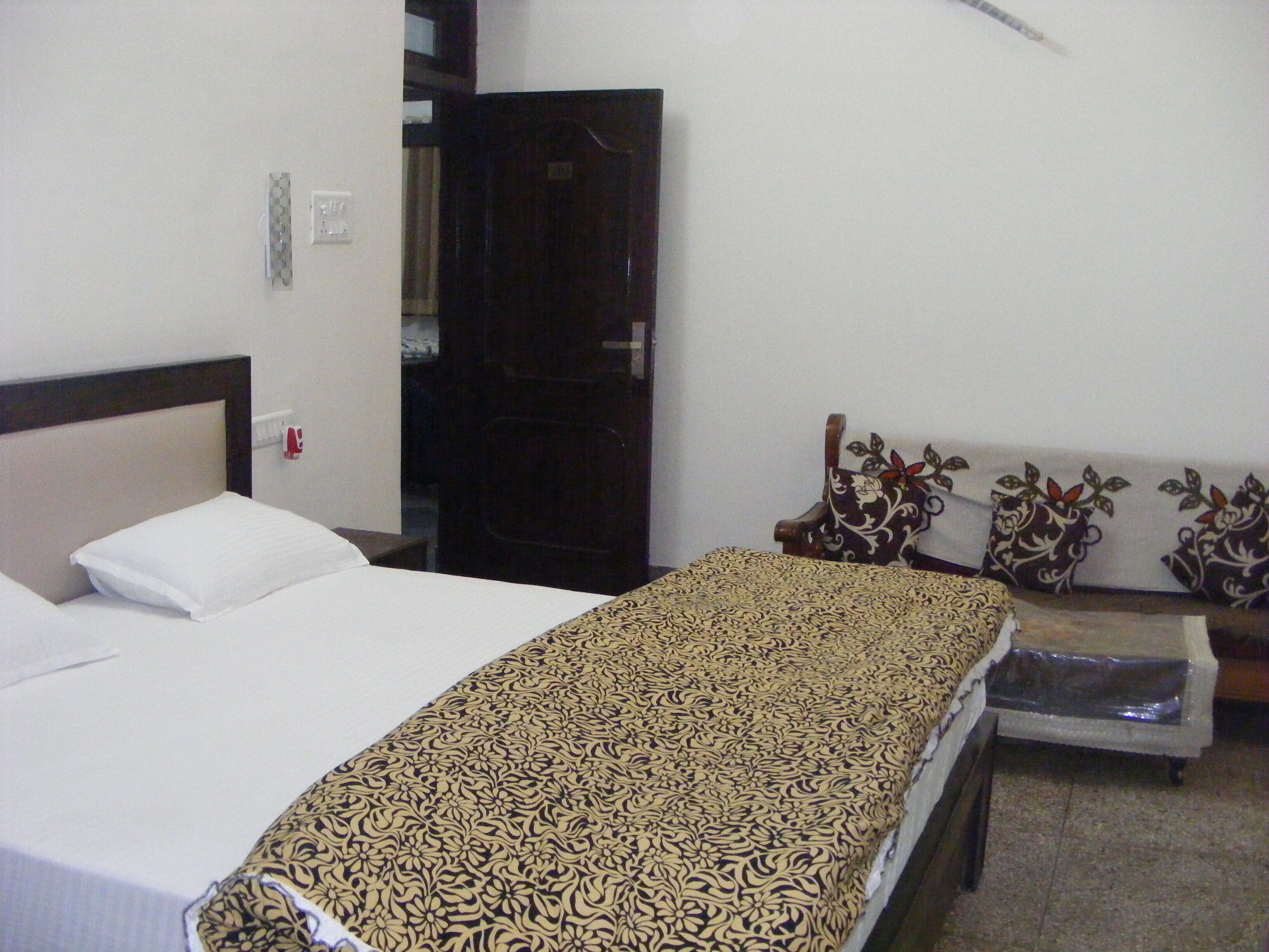 Homely  comfortable  Hotel Vacation for large and small groups/families