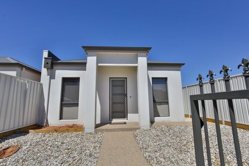 Cherry Villa 1: Luxurious 3BR Inner City Townhouse in Mildura. Free WIFI.
