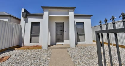 Cherry Villa 1: Luxurious 3BR Inner City Townhouse in Mildura. Free WIFI.