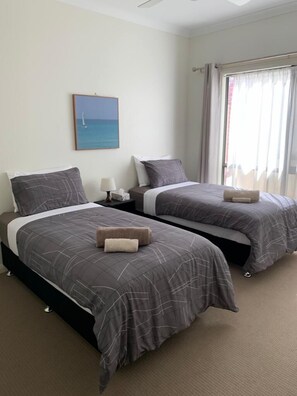 3 chambres, fer et planche à repasser, Wi-Fi, draps fournis