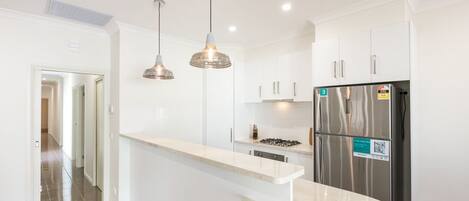 Kjøleskap, mikrobølgeovn, ovn og oppvaskmaskin