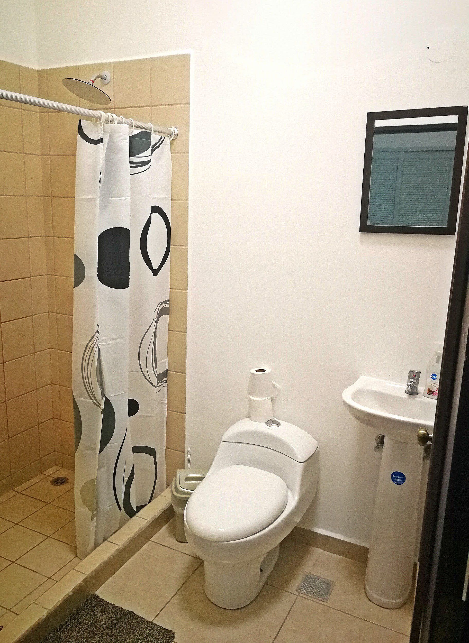 Comfy, modern and secure spot in gated community near airport and city