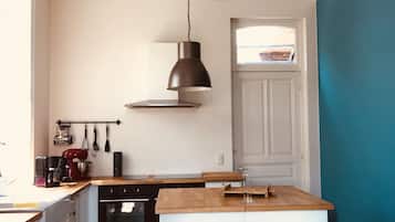 Ofen, Geschirrspüler, Wasserkocher mit Kaffee-/Teezubehör, Mixer