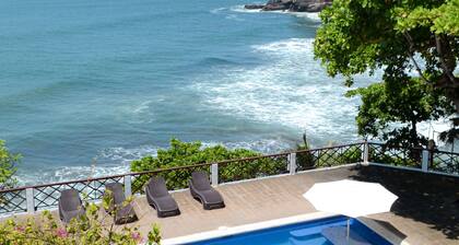 AMAZING BEACH HOUSE ON A CLIFF, Spectacular OCEAN VIEWS & private beach access