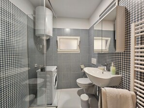 A bathroom with a toilet, sink, and shower area. - Jager 2 Tour As / 1-room APP with AC, Wi-Fi, in the pedestrian zone (Ljubljana)