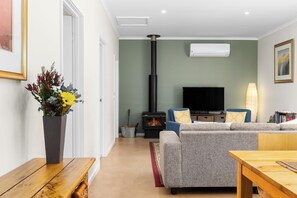 Smart-TV, Kamin, DVD-Player, Bücher