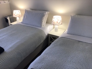 2 makuuhuonetta, silitysrauta/-lauta, ilmainen Wi-Fi, vuodevaatteet