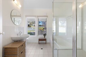 Badewanne, Haartrockner, Handtücher, Seife