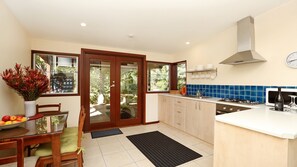 Fridge, microwave, oven, stovetop - Ashton Retreat - Perfect Adelaide Hills Getaway (Ashton)