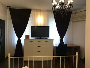 Interior - FAMILY ROOM WITH PRIVATE BATHROOM - ROOM NR 1 (București)