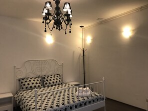 1 bedroom, iron/ironing board, internet, bed sheets - FAMILY ROOM WITH PRIVATE BATHROOM - ROOM NR 1 (București)