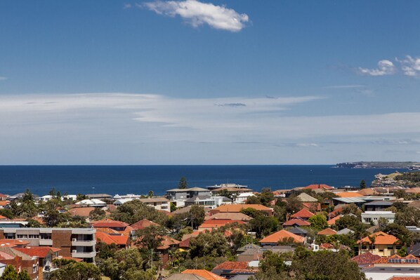 A coastal residential area with houses, trees, and a view of the sea. - Quiet Relaxation Retreat Near Bondi Beach, The Cute Place To Put Up Your Feet (North Bondi)