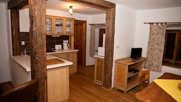 Jääkaappi, mikroaaltouuni, uuni, liesi