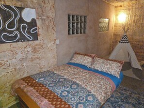4 quartos, cofres nos quartos, escrivaninha