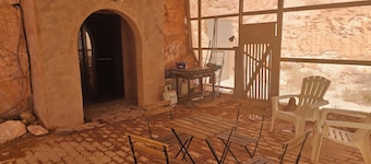 Stunning LIGHT FILLED UNDERGROUND Retreat - Earthworm House - Dugout - spacious!