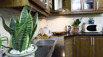 Microwave, cookware/dishes/utensils