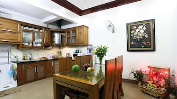 Microwave, cookware/dishes/utensils