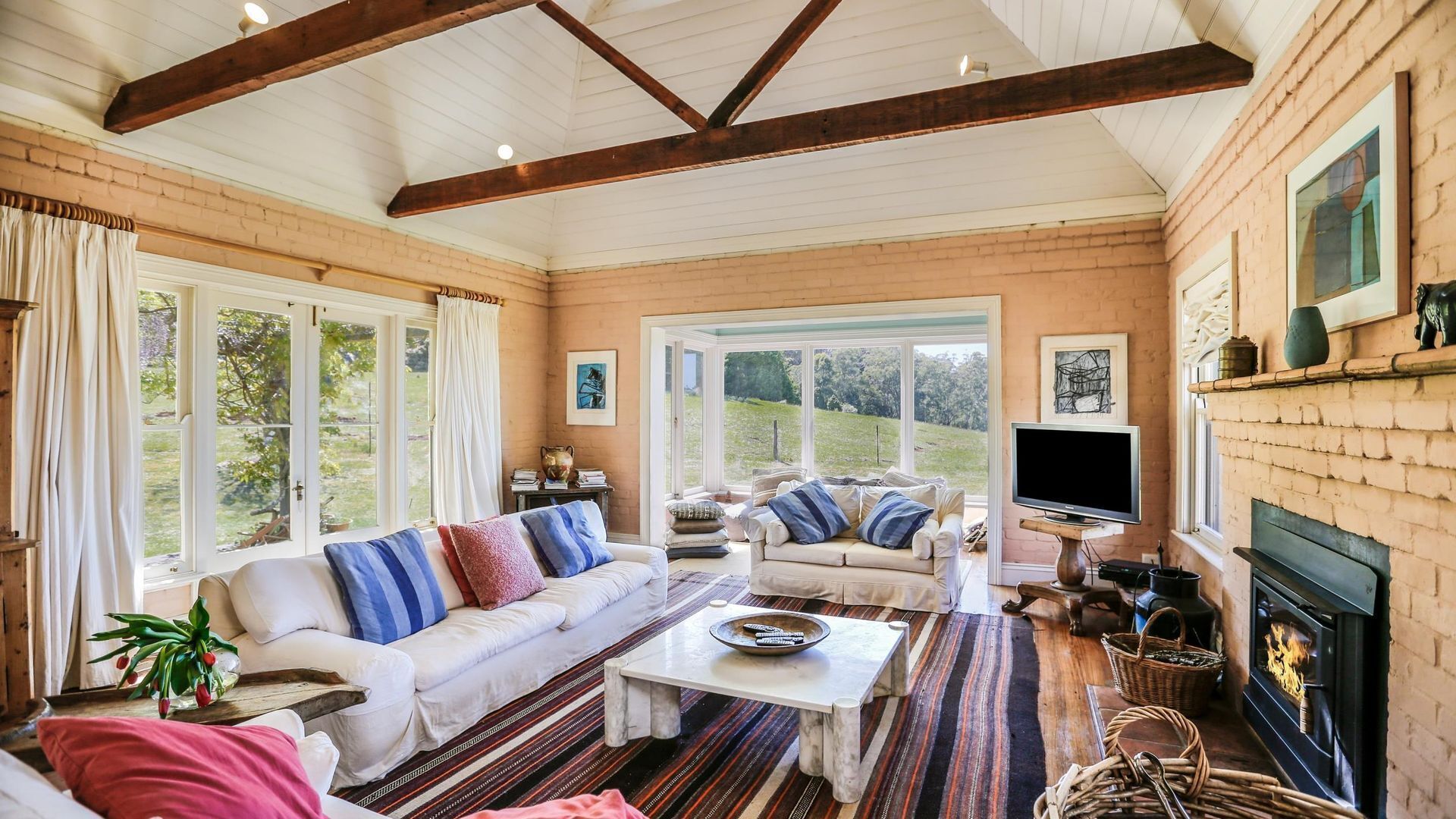 Televisio, takka, DVD-soitin, stereot