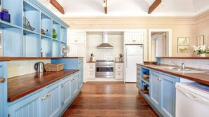 Fridge, microwave, oven, dishwasher - Green Meadow Farm - wonderful country stay for families & friends (Bundanoon)