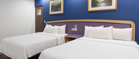 Camera Standard, 2 letti matrimoniali | Una scrivania, postazione laptop, Wi-Fi gratuito, lenzuola