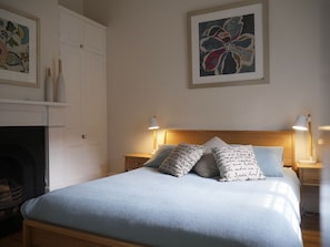 4 bedrooms, desk, iron/ironing board, travel cot