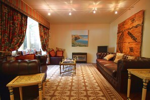 TV, DVD player, books - William Townhouse 3 bedroom with spa (North Adelaide)