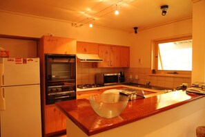 Frigorifero, microonde, forno, piano cottura