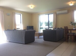 Flachbildfernseher, Kamin, DVD-Player, Kinderspielzeug