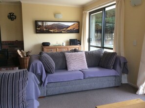 Flat-screen TV, fireplace, DVD player, toys - Oxford Holiday Cottage - Self catering, Mountain Views, 10 Acres (Burnt Hill)