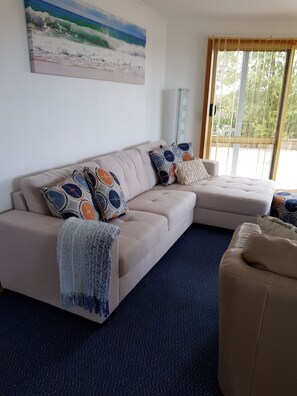 Smart TV, DVD player, books, stereo - St Helens On The Bay apartment 2 (Stieglitz St Helens)