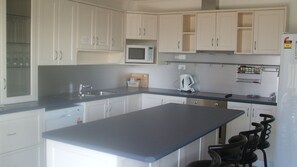 Fridge, microwave, oven, stovetop - St Helens On The Bay apartment 2 (Stieglitz St Helens)
