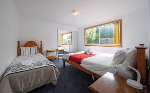 Classic single-bedroom accommodation with a large window and a comfortable bed.