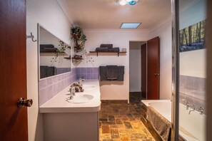 Baignoire, séchoir à cheveux, serviettes fournies, savon