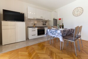 Fridge, oven, stovetop, coffee/tea maker