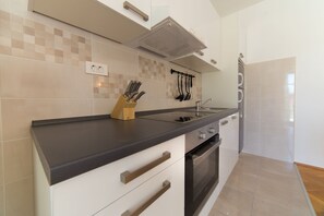 Fridge, oven, stovetop, coffee/tea maker - Apartment Raspolic - no.2 (Trinajstici)