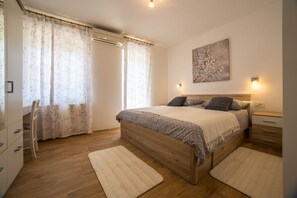 1 bedroom, desk, soundproofing, Internet - Apartment Raspolic - no.2 (Trinajstići)