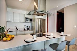 Refrigerador, microondas, horno y parrilla de estufa